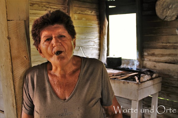Kubanerin mit Zigarre in ihrer Hütte