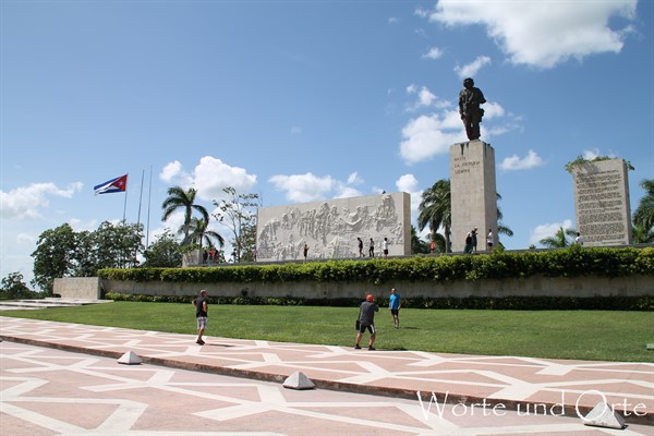 Touristen fotografieren vor Che-Denkmal in Kuba