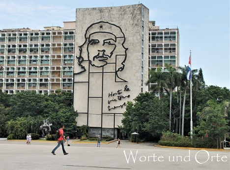 Che Guevara auf der Fassade eines Ministeriums in Havanna