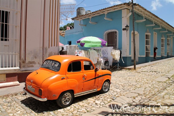 oranger Oldtimer in Trinidad, Kuba