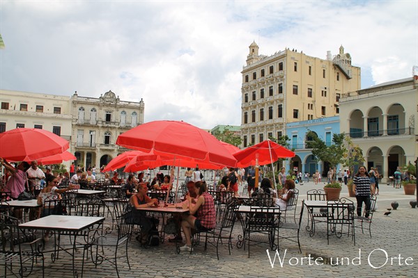 Rote Schirme auf der Plaza Vieja in Havanna