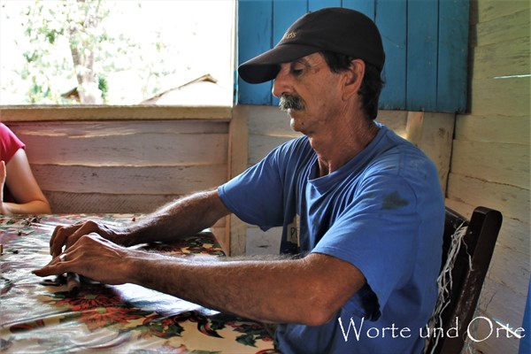 Tabakbauer beim Rollen einer Zigarre in West-Kuba