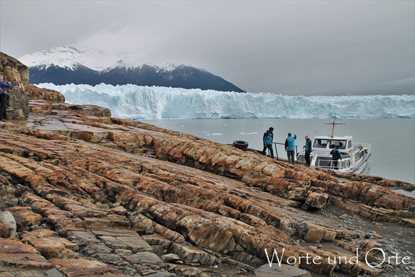 Boot legt vor dem Perito Moreno Gletscher an