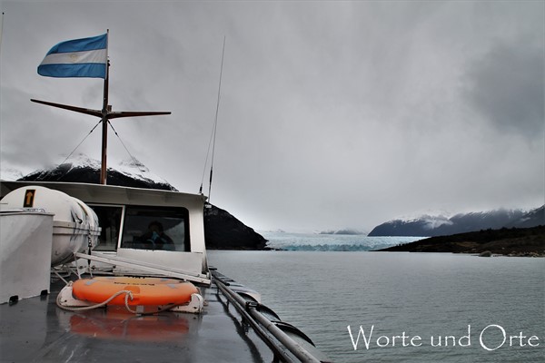 Boot und Gletscher in Argentinien