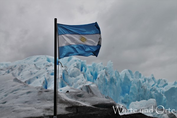 argentinische Flagge vor dem Perito Moreno Gletscher
