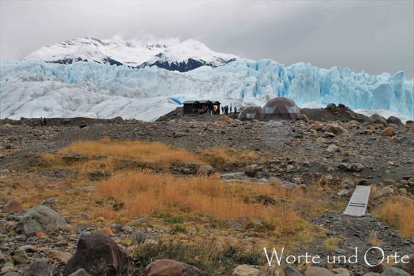 Perito-Moreno-Gletscher mit dem Camp der Trekkingführer