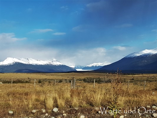 patagonische Landschaft mit fernem Gletscher