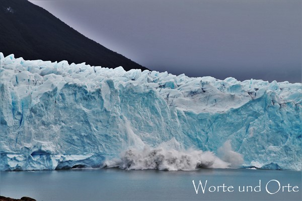 Ein Eisbrocken stürzt vom Perito-Moreno-Gletscher in den See