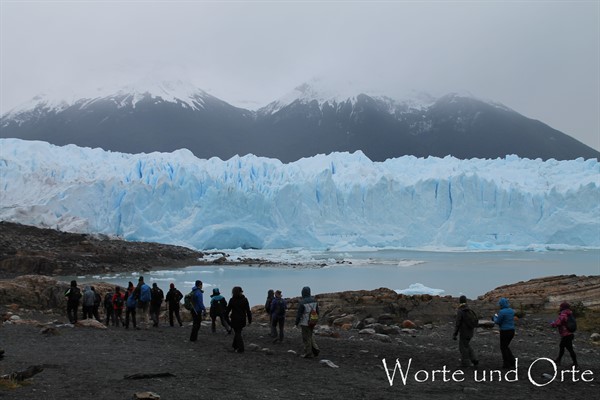 Touristen am Strand vor dem Perito-Moreno-Gletscher in Argentinien