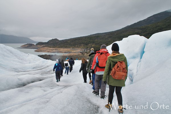 Touristen auf dem Perito-Moreno-Gletscher beim Mini-Trekking